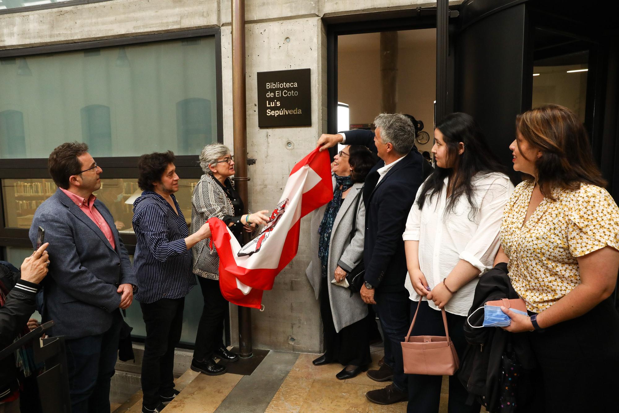 En imágenes: Homenaje a Luis Sepúlveda en la biblioteca de El Coto