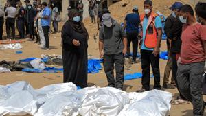 Trabajadores desentierran cadáveres hallados en una fosa común juto al Hospital Nasser de la ciudad de Jan Yunis, en el sur de la Franja de Gaza
