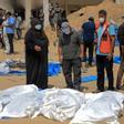 Trabajadores desentierran cadáveres hallados en una fosa común juto al Hospital Nasser de la ciudad de Jan Yunis, en el sur de la Franja de Gaza