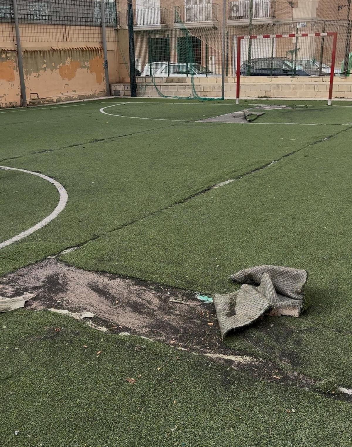 Estado del césped artificial en el parque de madera.