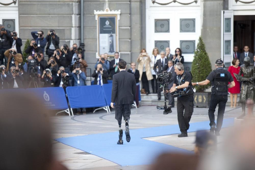 Ambiente en la calle durante la entrada a los premios y concentración antimonarquía