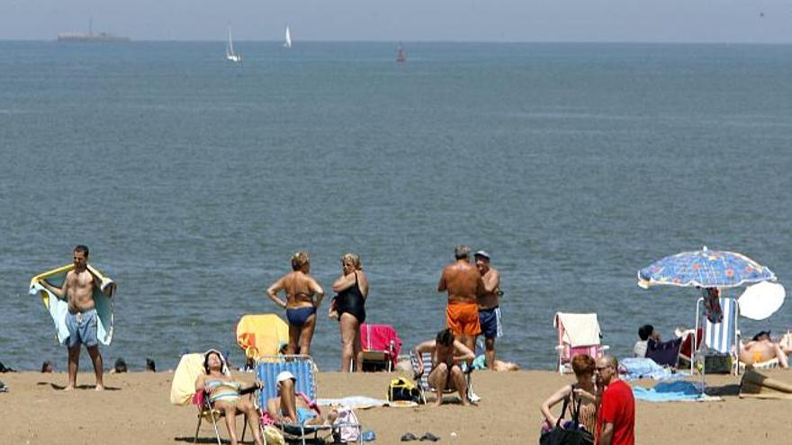 Vista de la playa de Ereaga en Getxo (Vizcaya), con bastante gente que disfruta de la playa depués de un mes con una primavera muy lluviosa.