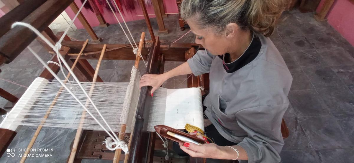Carmen Nieves trabaja en uno de los telares del Museo de la Seda de El Paso.