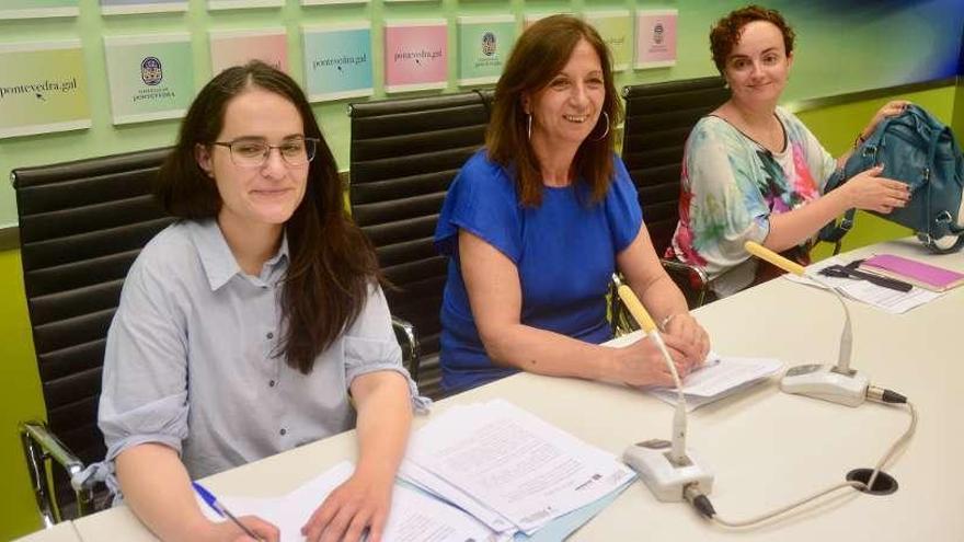 Paula Verao, Carmen Moreira y Herminia Dios, en el Concello de Pontevedra. // Rafa Vázquez