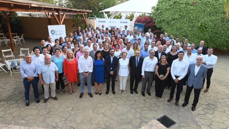 Foto de familia, con el presidente y la vicepresidenta de Prensa Ibérica, Javier Moll y Arantza Sarasola, junto a los alcaldes y el director de &#039;Mediterráneo&#039;, José Luis Valencia.