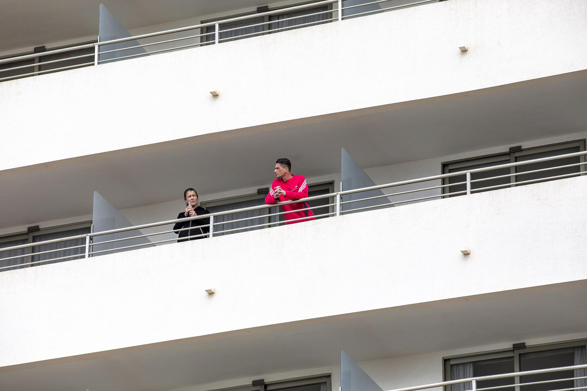 Ajenos a la controversia, los turistas alemanes se refugian en Platja de Palma