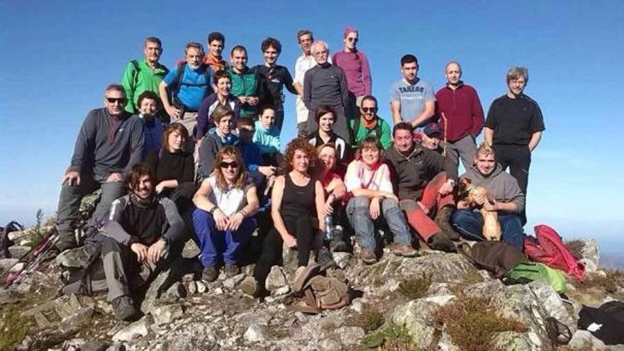 Miembros del grupo de montaña a su llegada al Vízcares para poner el belén de cumbres.