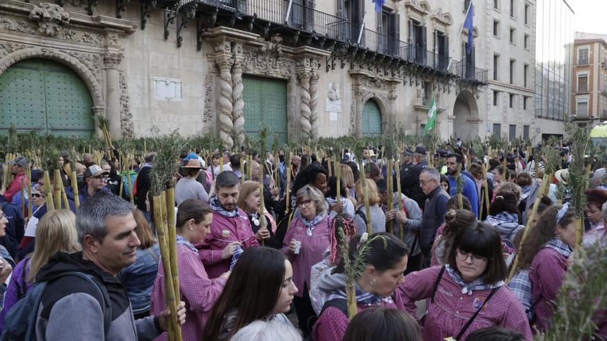 La Plaza del Ayuntamiento de Alicante, llena de peregrinos antes del inicio de la romería de la Santa Faz