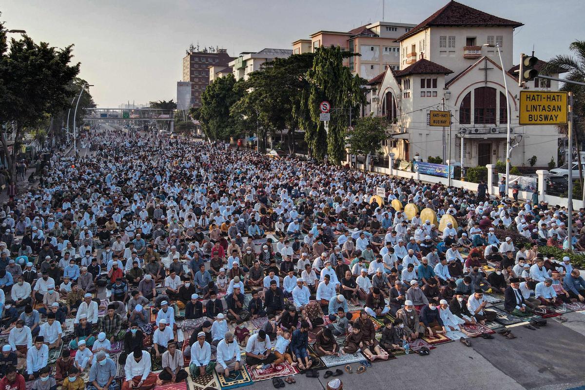 Musulmanes rezando durante Eid al-Fitr,  en Yakarta el 2 de mayo de 2022.