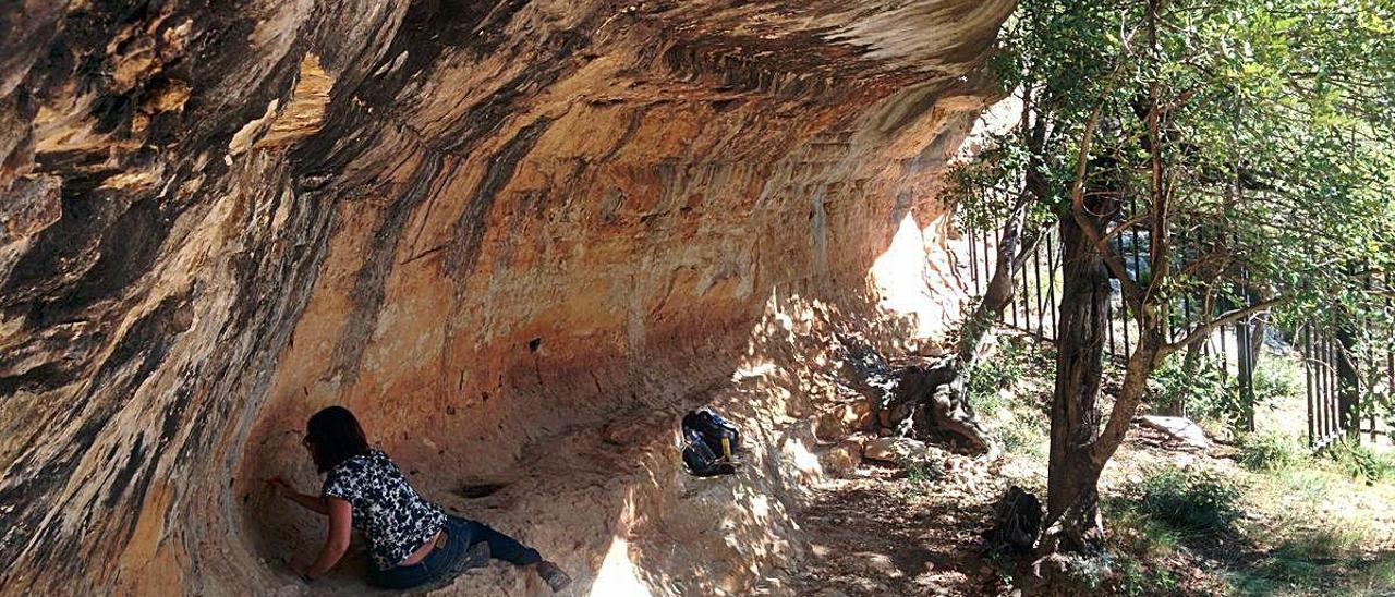 Una investigadora trabajando en el Abrigo del Garrofero, en Navarrés.