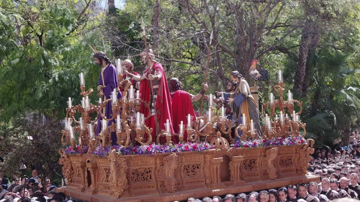 La Hermandad del Dulce Nombre sale en procesión entre mucho sol y cornetas