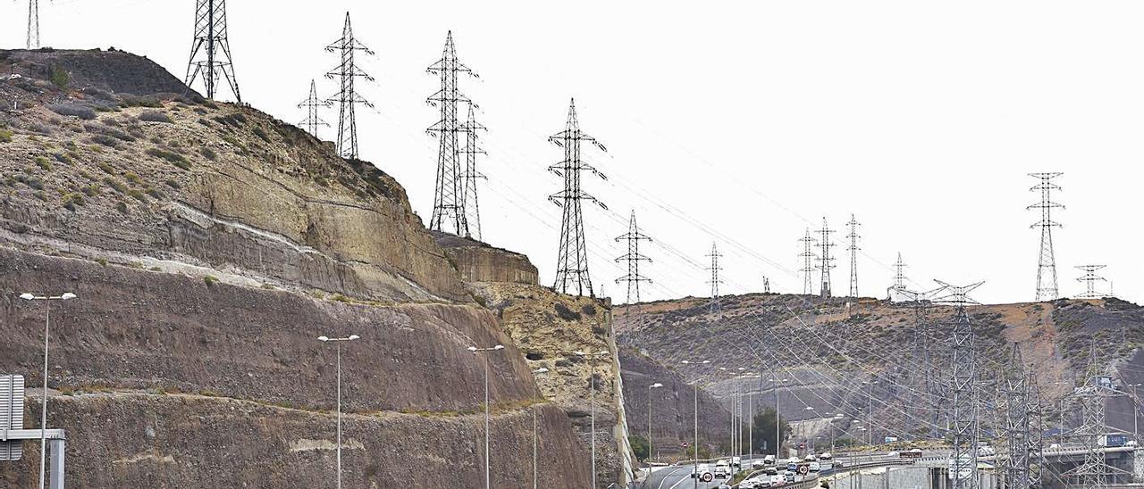 Tendidos eléctricos sobre las autopistas GC-1 y GC-2, junto a la central de Jinámar, en la capital grancanaria. | | ANDRÉS CRUZ