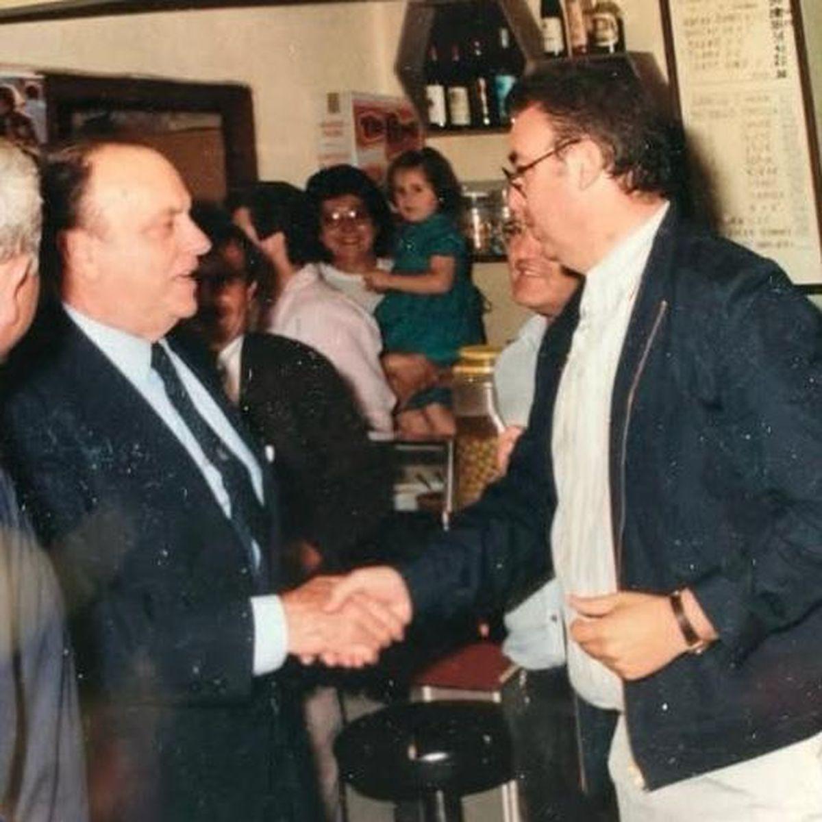 Evaristo Muñoz saluda a Manuel Fraga en una imagen retrospectiva.