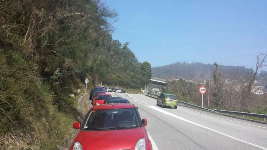 La rotonda de Broullón está llena de coches todas las mañanas.  // Gonzalo Núñez