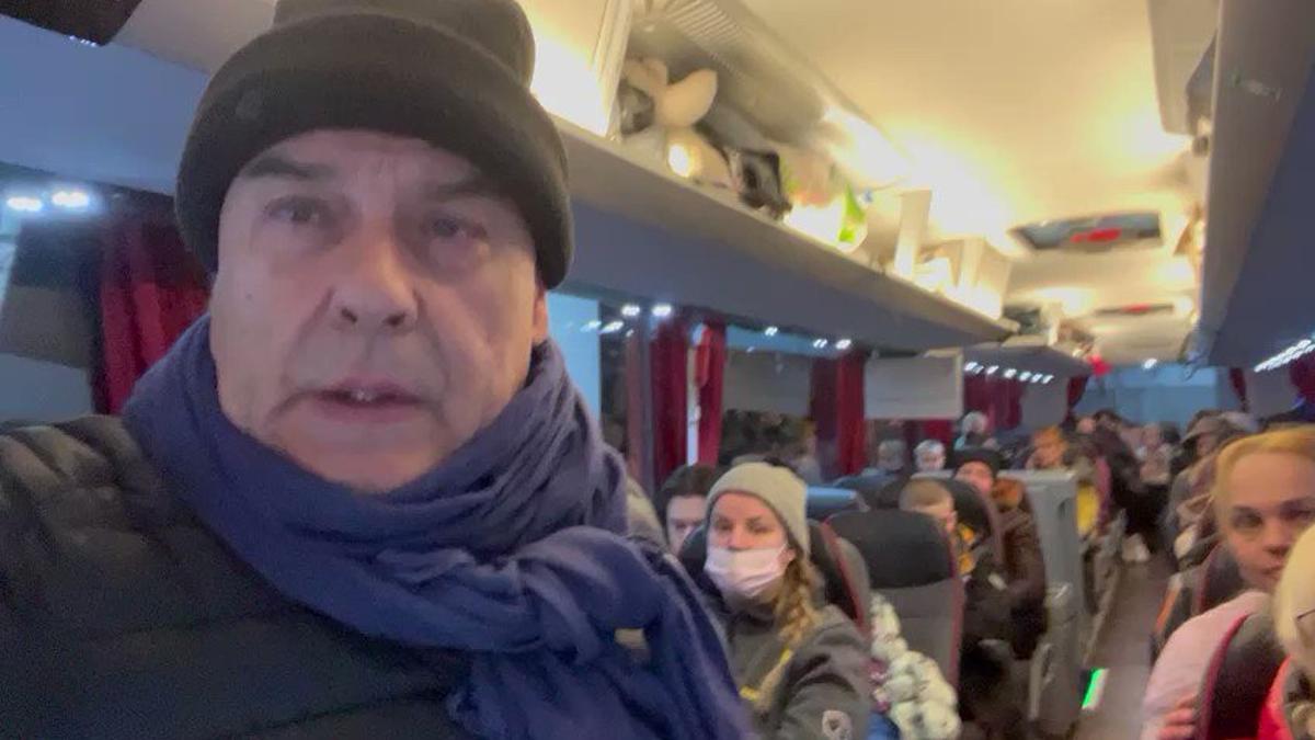 Vicente Jiménez en el autobús que trasladaba a 47 refugiados ucranianos el pasado mes de marzo.