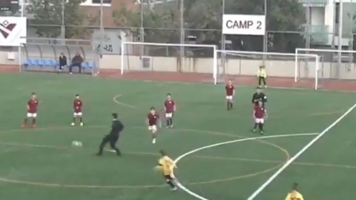 El surrealista comportamiento de un entrandor del Sant Andreu en un partido de fútbol base