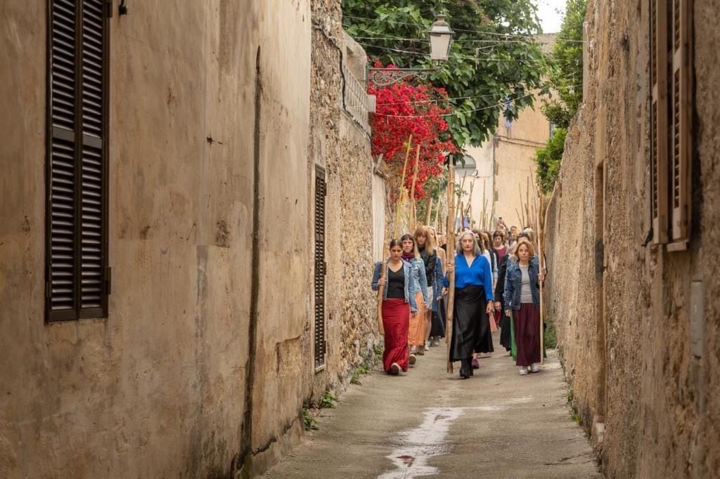 Las mujeres de Artà salen a la calle ‘Endimoniades’ de la mano de Pilar Albarracín