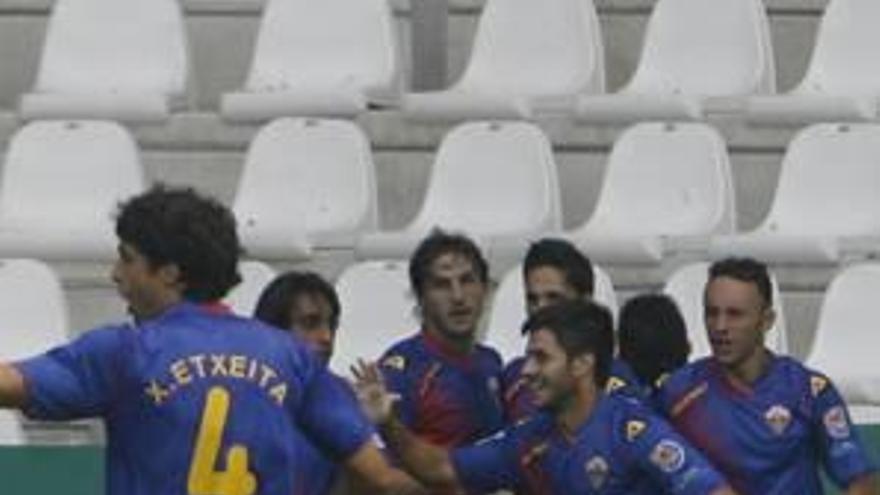 Carles Gil celebra el gol del triunfo en Córdoba.