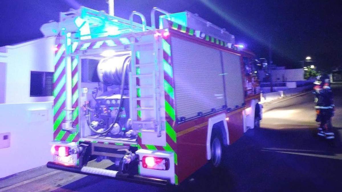 Un bombero y un vehículo del Consorcio de Seguridad y Emergencias de Lanzarote y La Graciosa,en la madrugada de este viernes, en el incendio en una vivienda en Nazaret, en el municipio de Teguise