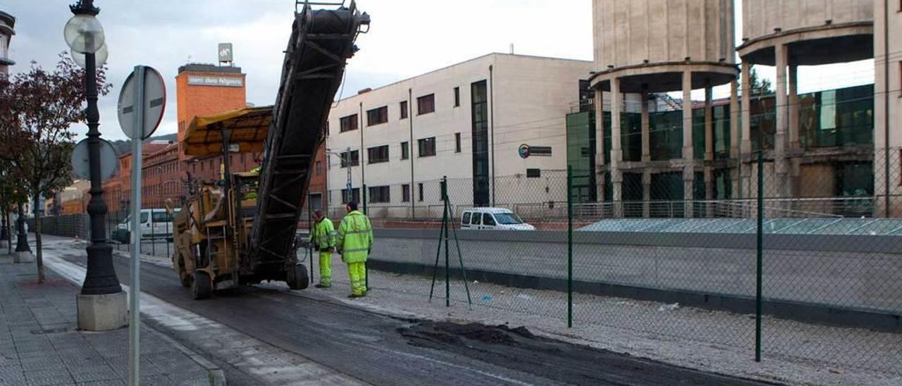 Operarios municipales trabajan en el reasfaltado de la calle Francisco Ferrer.