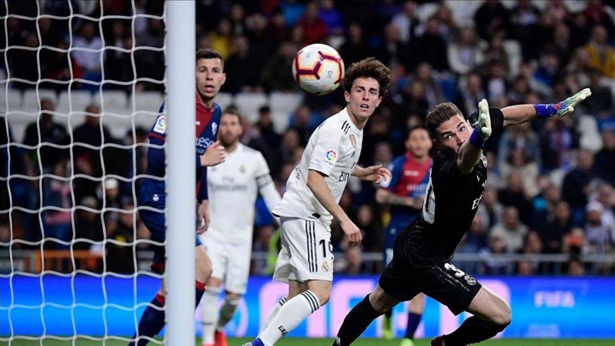 Luca Zidane no pudo impedir los pitos de la afición tras el prmier gol del Huesca