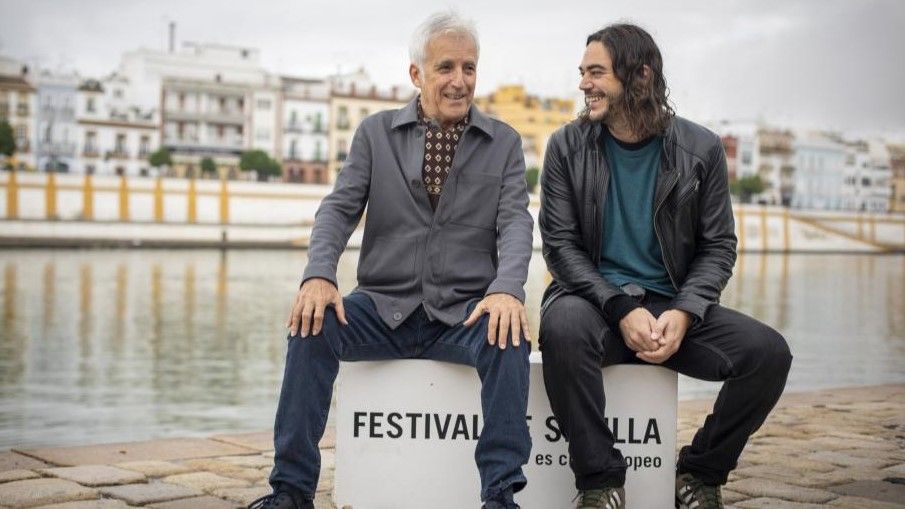 Kiko Veneno y Alejandro G. Salgado, en la presentación en Sevilla de 'Un día Lobo López'