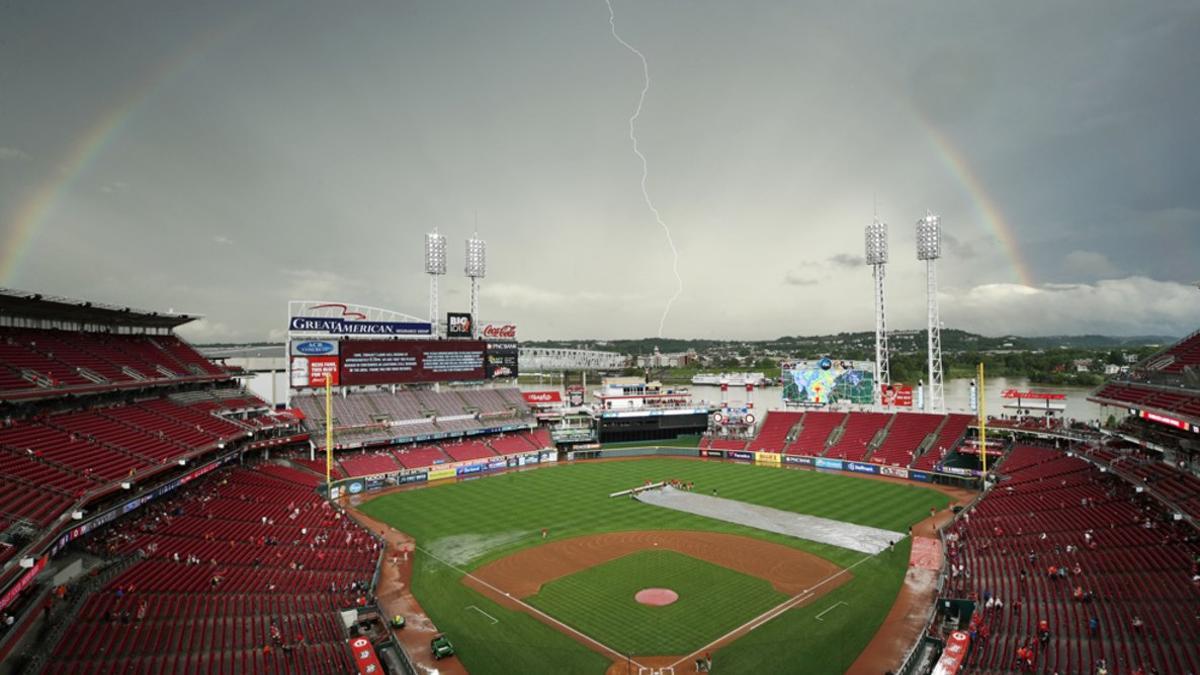 Vista general cuando se forma un arco iris y un rayo cae sobre el parque de pelota durante un retraso por lluvia en el juego entre los Houston Astros y los Cincinnati Reds en el Great American Ball Park en Cincinnati, Ohio.