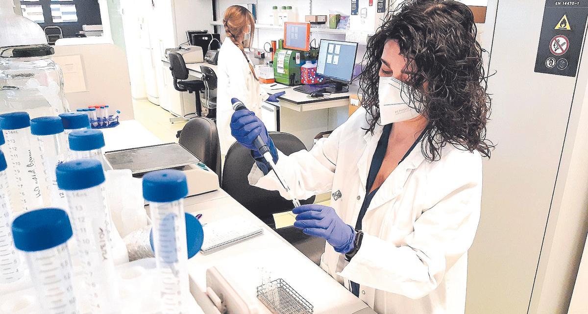 Dos científicas en un laboratorio.