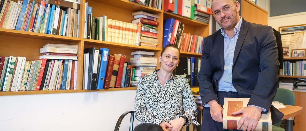 Tewise Yurena Ortega y José Luis Zamora en la Facultad de Ciencias Jurídicas de la ULPGC.