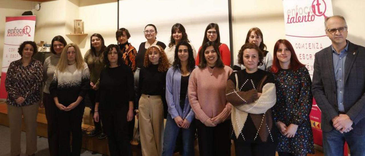 En la foto, María José López, responsable de Enfoca Talento, Desiré Medina, Susana García, Imane Afilal, Beatriz Muñoz, Esther García, Raquel Concepción, María Vivas, Jadilla Loh, Noelia Benavides, Tanya Aranda, Wendy Pérez, Isabel Ramos, Celia García, Verónica López y el concejal de Formación y Empleo, Juan Carlos Guerrero. | LUISMA MURIAS