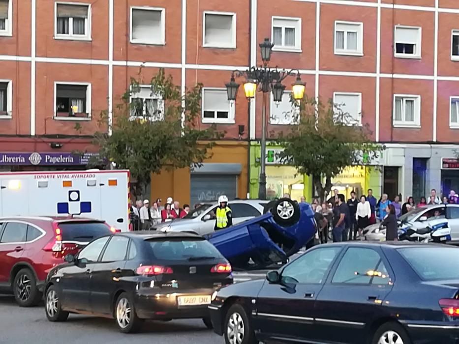 Un coche vuelca en una rotonda de Oviedo