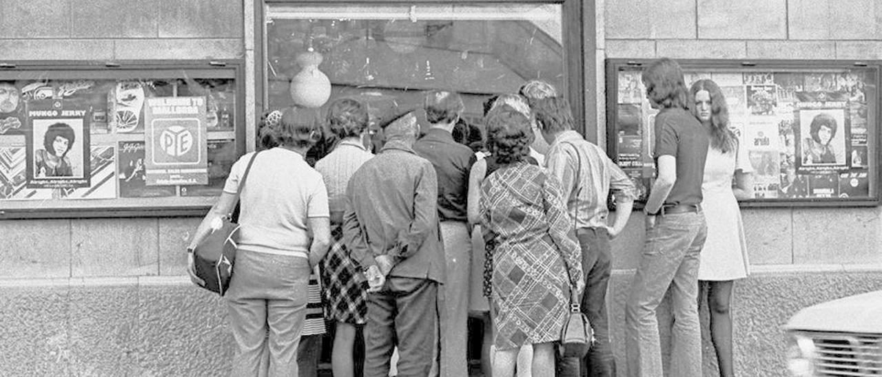 Ver la tele a través del escaparate de una tienda de Palma.