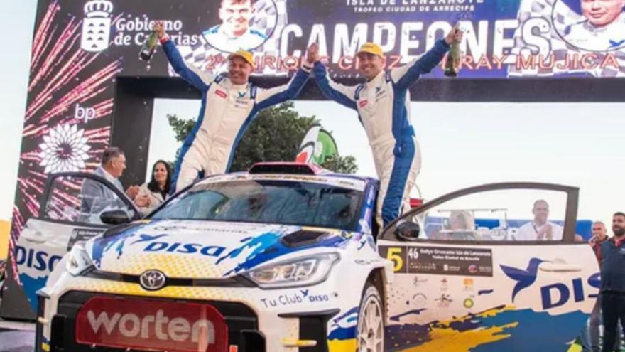 Enrique Cruz (d) y Yeray Mujica celebran su segunda plaza de ayer. | COPI SPORT
