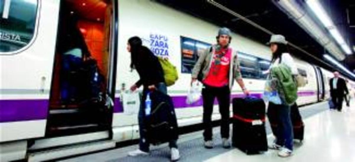 Un grup de turistes en una andana de l’estació barcelonina de Sants, a punt de pujar a l’AVE, ahir. Un grup de turistes en una andana de l’estació barcelonina de Sants, a punt de pujar a l’AVE, ahir.