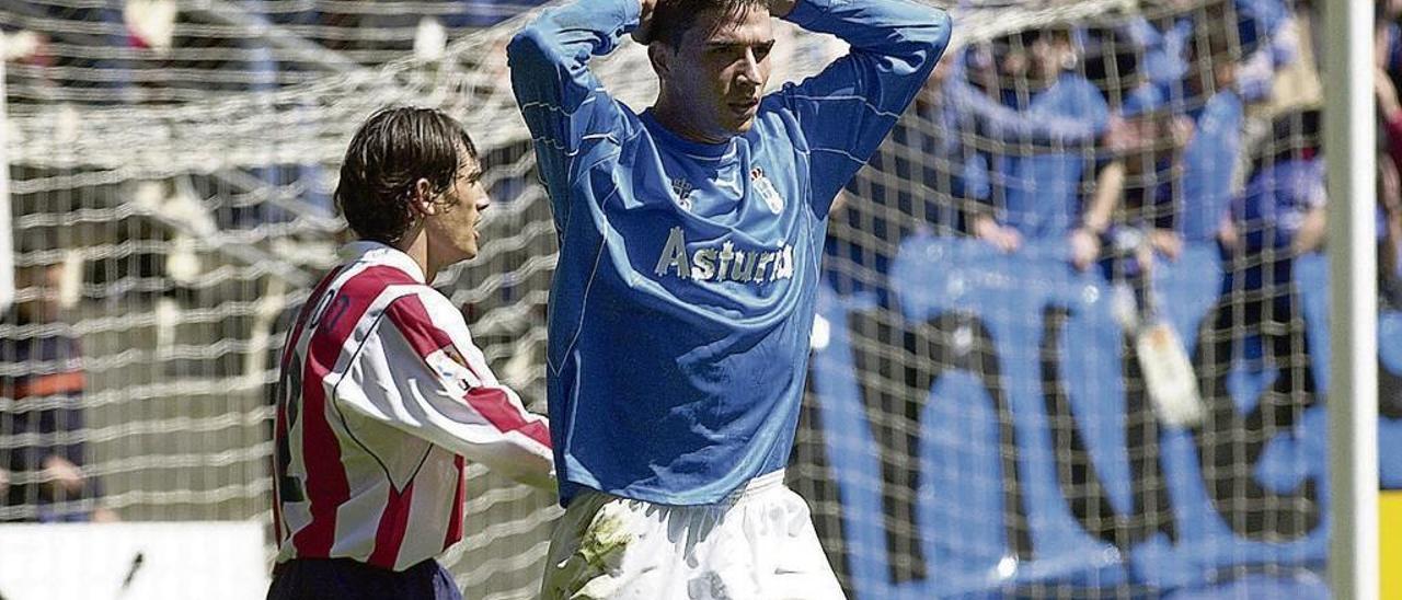 Rubén Reyes, con el Oviedo, ante el Atlético de Madrid en la temporada 2001-02.