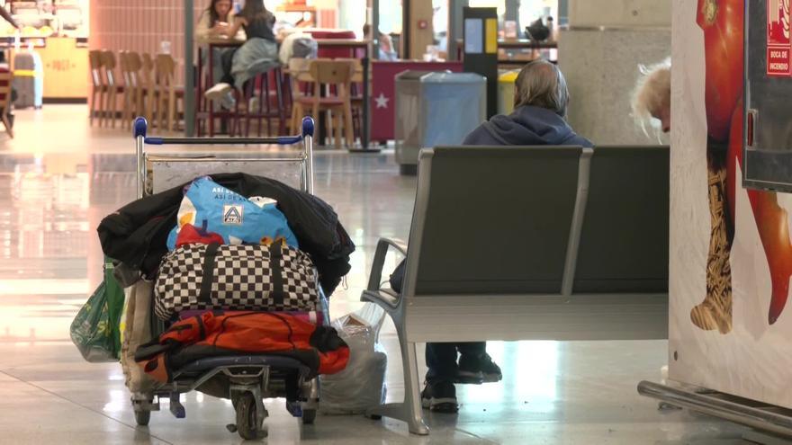Medio millar de personas pernoctan cada día en el aeropuerto de Málaga