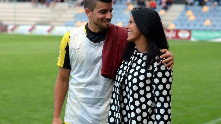 Lupe Murillo y Adrián Gómez charlando tras la entrega del regalo en el partido del sábado. // Rafa Vázquez