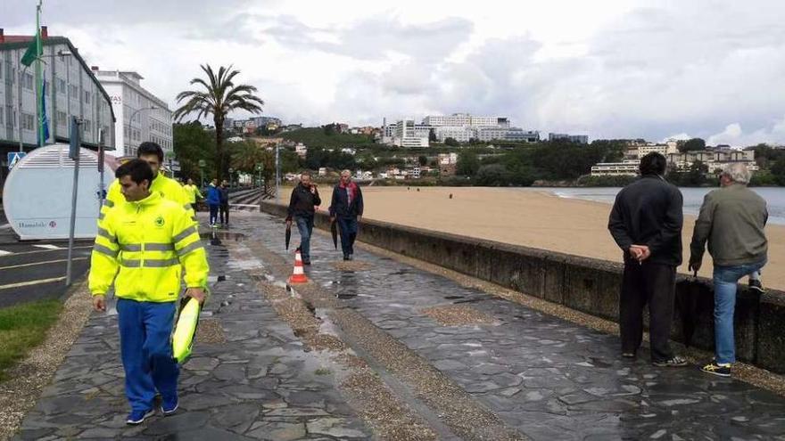 Socorristas, ayer en la playa de Santa Cristina.