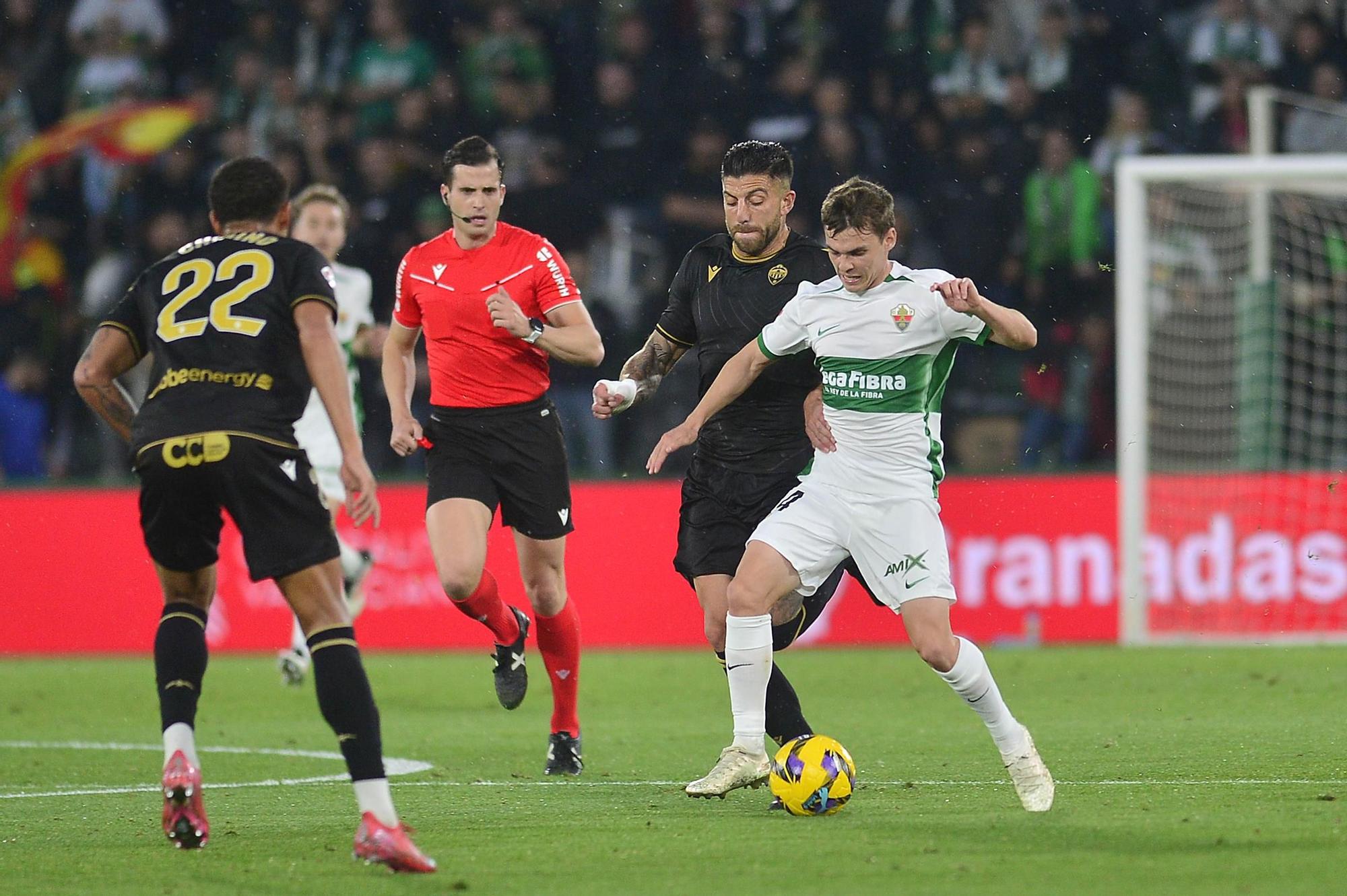 El Elche vence y hace disfrutar al Martínez Valero
