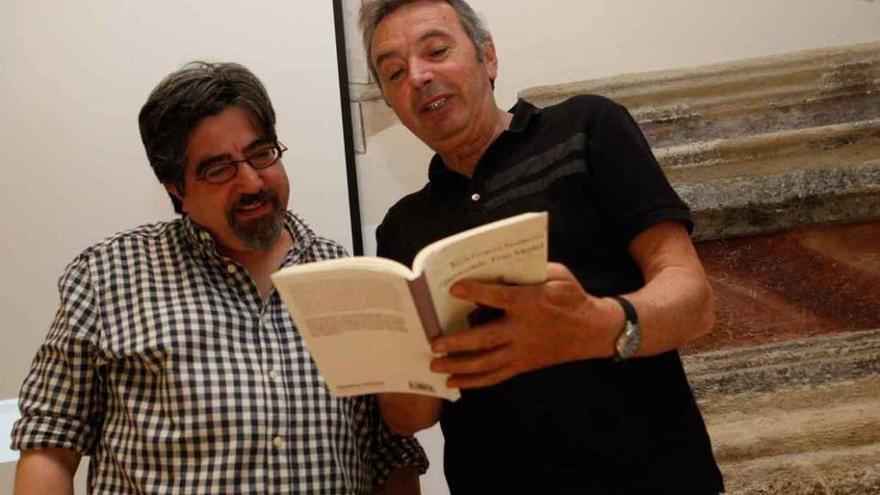 Luis García Jambrina (izquierda), junto a Horacio Calles, en la presentación de &quot;Bienvenida, Frau Merkel&quot;.