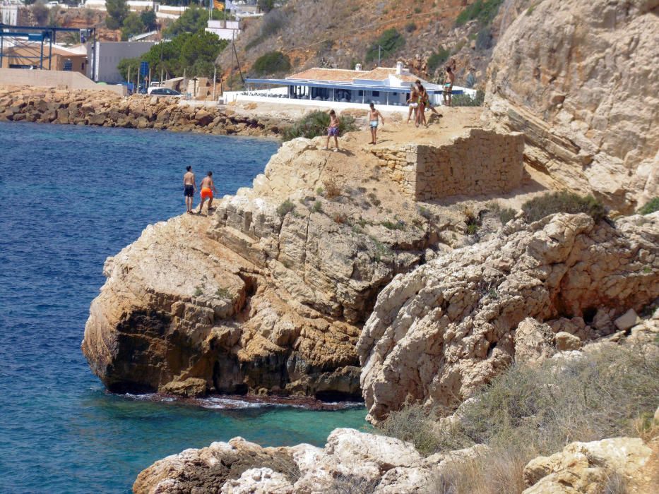 Saltos de riesgo por una foto en el Tangó de Xàbia