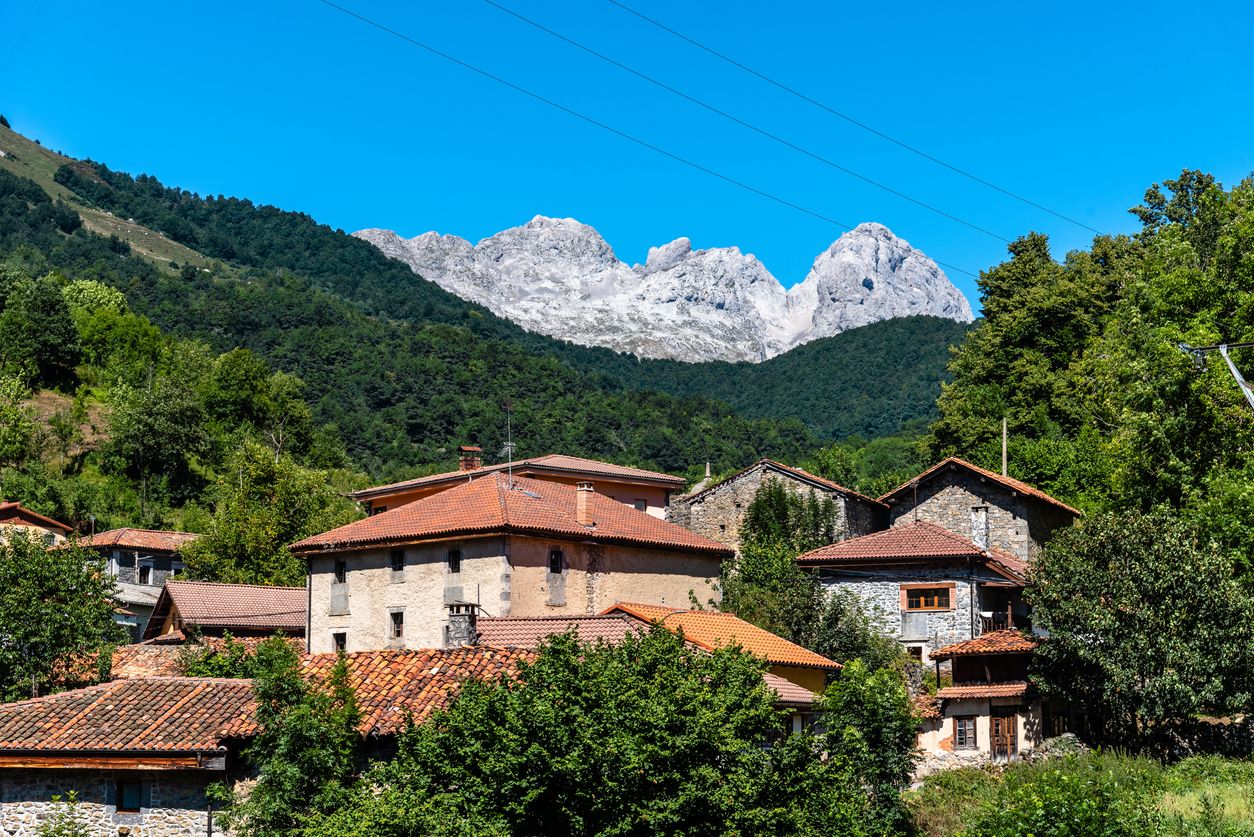 Una vista panorámica de Oseja de Sajambre, España, con edificios tradicionales de piedra.
