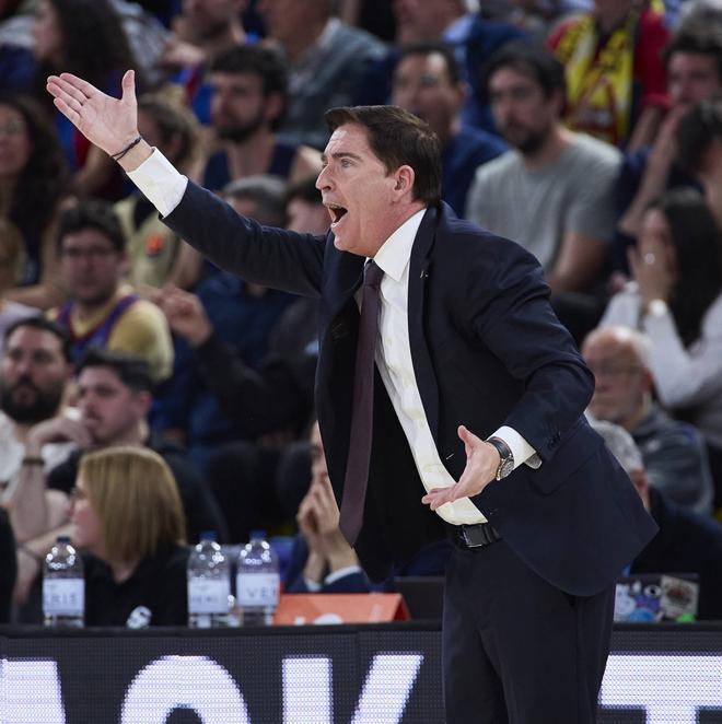 Xavi Pascual posa en un compromís Laporta
