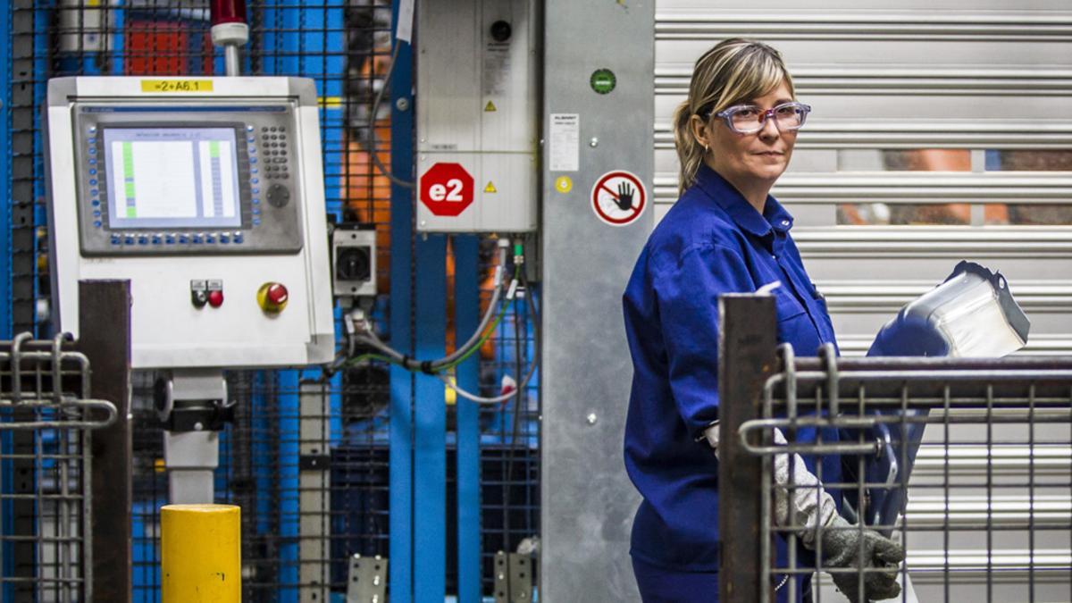 Una mujer trabajadora en la factoría de Ford, de Almusafes (Valencia)