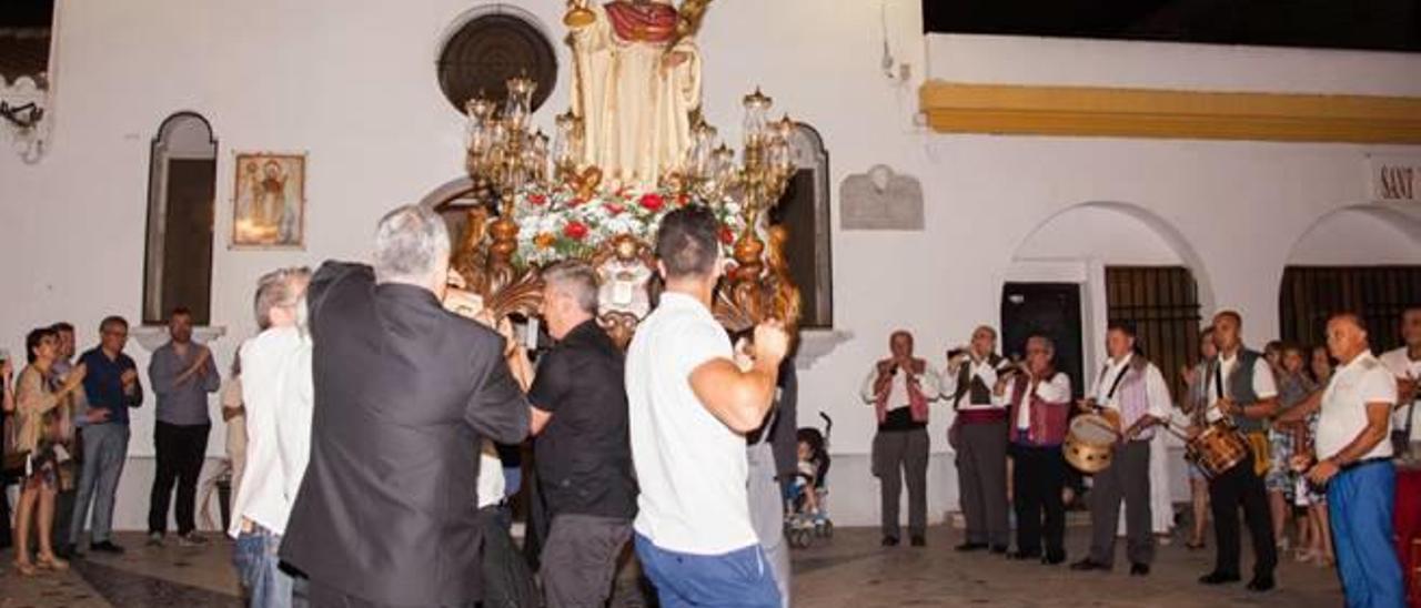 Ricard Barberà, a la izquierda, durante la salida de la imagen de Sant Ramón estas fiestas.