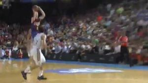 El triple de Marcelinho Huertas sobre la botzina i la reacció del Palau.