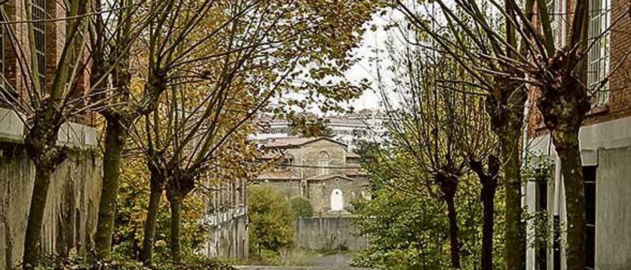 La iglesia de San Julián de los Prados, ayer, contemplada desde la Fábrica de Armas.