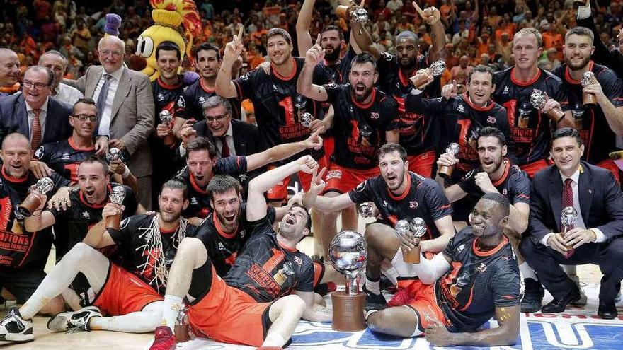 Los jugadores del equipo valenciano posan con el trofeo al final del partido.