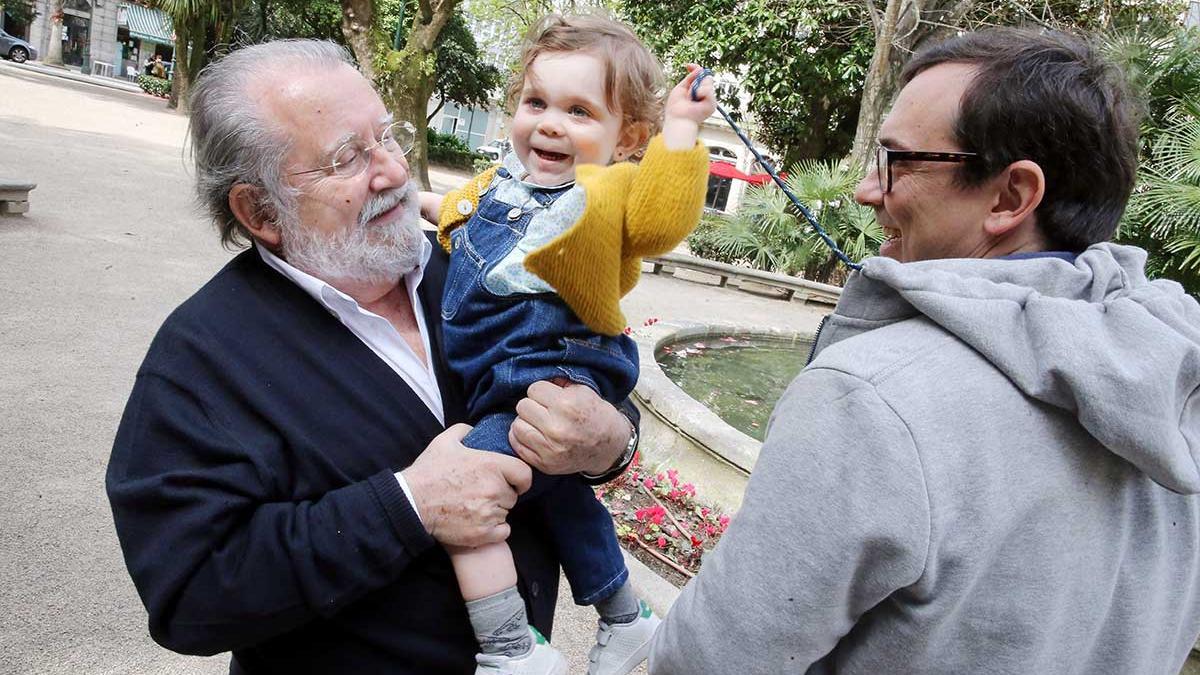 Julio Picatoste , con una de sus nietas Lola y su hijo Mauro