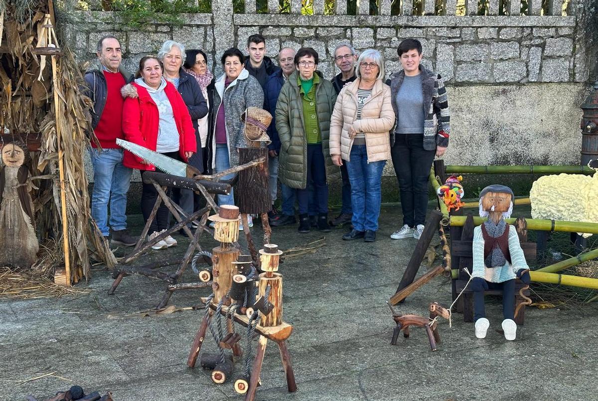 Persoas participantes no Nadal Sostible rosaleiro.   | // D.P.